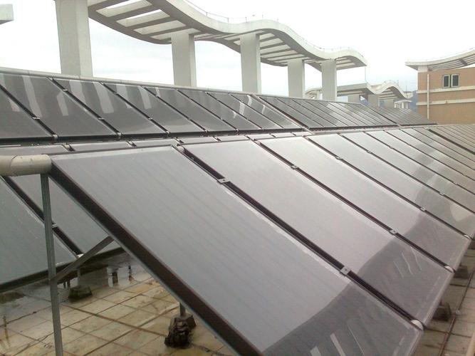 根据住宅热负荷和屋面情况,系统安装28m平方平板太阳能集热器,利用